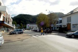 Im weißen Gebäude hinten ist die Post.
