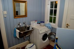 Neben der Küche die Waschmaschine