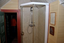 Auch eine Dusche zur Badewanne