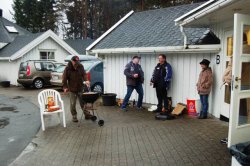 Kaum angekommen wird gegrillt.