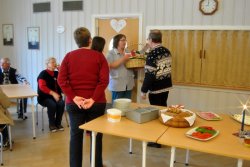 Unsere norwegische Köchin bekommt einen Presentkorb überreicht.