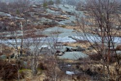In der Mitte stürzt das Wasser nach unten