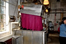 Färberei. Die Wolle wurde von Pinki bestellt