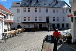 Die ersten sitzen schon im Freien