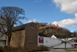 Der Berg ist das Parkhaus. Oben mit Aussichtsturm