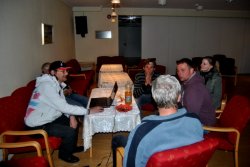 Eckehard, vorn gibt Tipps zum Angeln