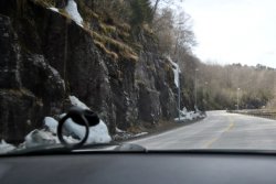 Auf der E39. Das Eis löst sich von den Felsen