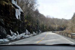 Mit dem Eis kommen auch lose Steine herunter, Vorsicht also!