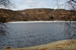 Keine 200 m hoch und die Seen tragen noch Eis.