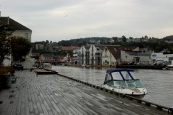 Blick vom Gästehafen auf einen Teil von Flekkefjord.
