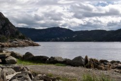 Blick nach Øksnevik über den Fjord