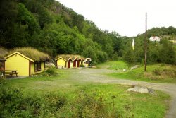 Links Campingplatz, rechts Zelte + Wohnwagen