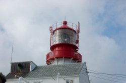 Links, das Rohr gehört zum Nebelhorn.