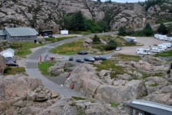 Parkplatz und Restaurant (links)