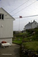 Nebengebäude mit Wetterstation.