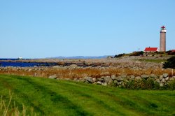 Vorn die runden Steine, im Hintergrund die Insel Hidra.