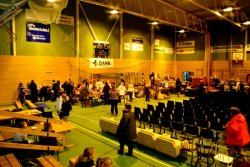 Links ein Stand mit Spielsachen für Kinder