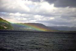 Dort beim Regenbogen mündet die Lyngna in den Lyngdalsfjord