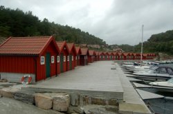Bootshäuser am Hafen