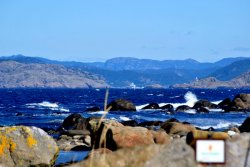 Links im Hintergrund die Insel Hidra